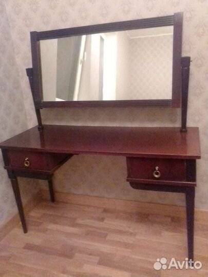 Трюмо. Туалетный столик. Консоль. Дерево. Румыния