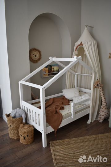 Детская кроватка домик из массива сосны