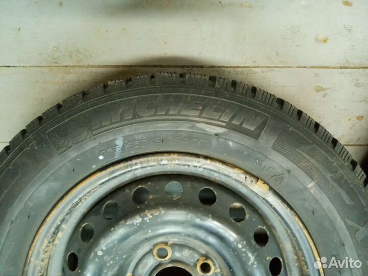 Продаю зимнюю резину на штампованных дисках