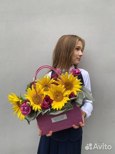 Подсолнухи цветы в букете коробке корзине