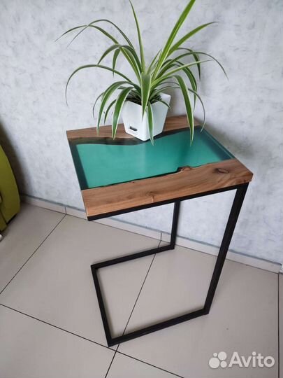 Приставной столик из дерева и смолы