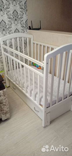 Детская кроватка с маятником