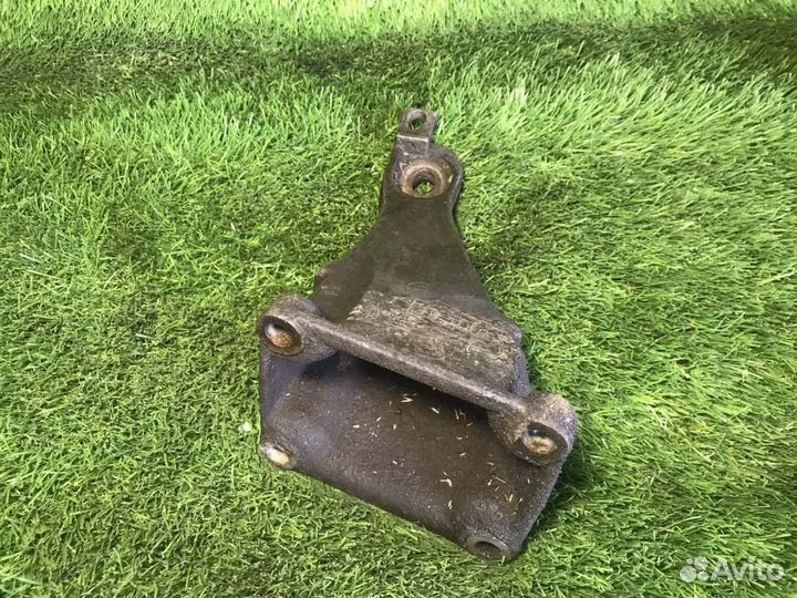 Кронштейн опоры двигателя правый Bmw E34 2.5 1990