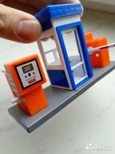 Шлагбаум с будкой 1/43