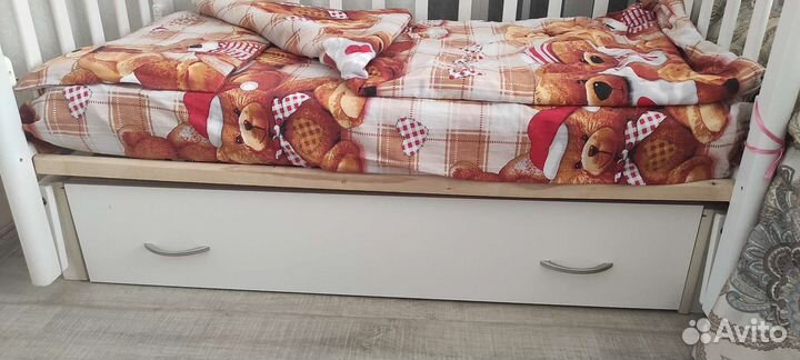 Детская кроватка с маятником и ящиком