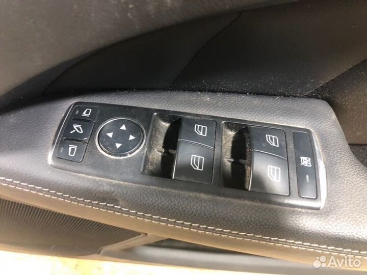 Обшивка двери передняя правая Mercedes-Benz