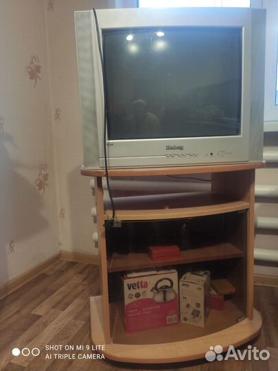 Продам телевизор бу рабочий и два пылесоса на з.ч