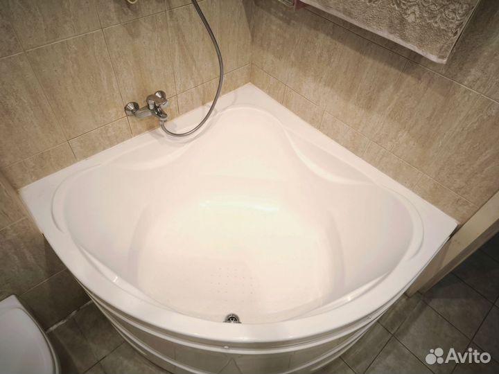 Угловая акриловая ванна Риола 135х135 см