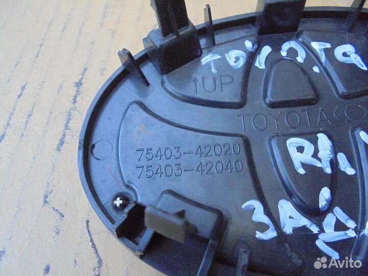 Эмблема крышки багажника Toyota RAV 4 40 кузов