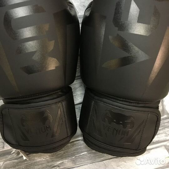 Боксерские перчатки Venum