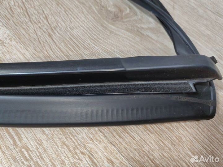 Уплотнительная резинка боковой двери задняя левая