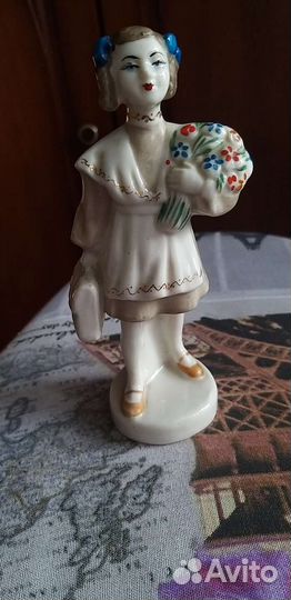 Фарфоровая статуэтка Первоклассница