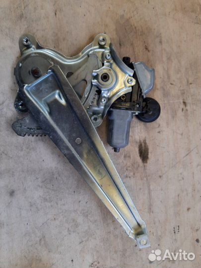 Стеклоподъемник задний правый Toyota Camry AVV50