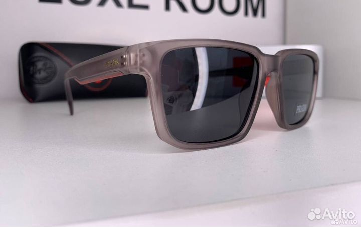 Солнцезащитные очки Prada с поляризацией