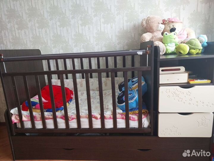 Детская кроватка с маятником