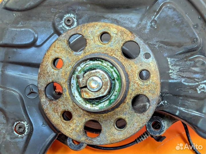 Кулак поворотный передний левый w211 E-class 64