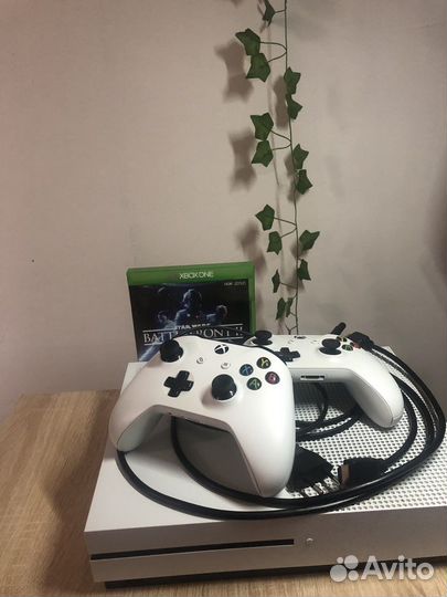Xbox one s 1tb с игрой + 2 джойстика