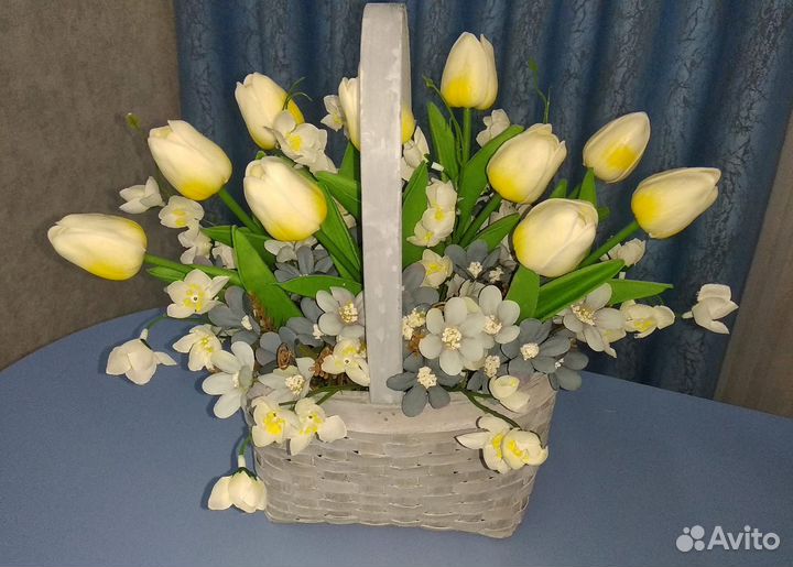 Композиция цветы тюльпаны в корзине декор интерьер