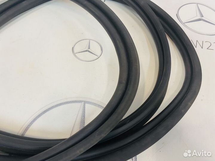 Уплотнитель двери багажника Mercedes W204