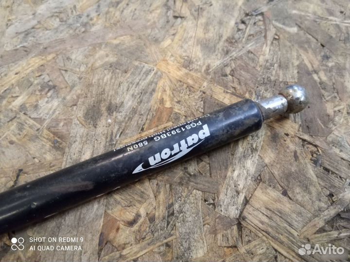 Амортизатор крышки багажника Audi 80