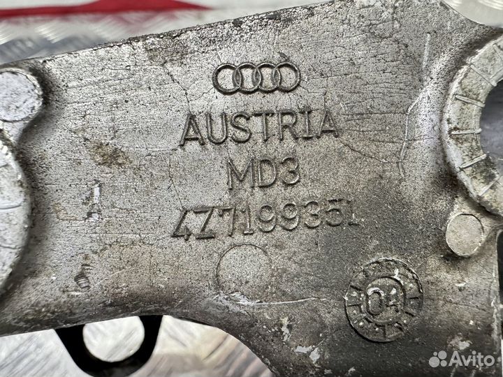 Кронштейн двигателя левый Audi Allroad C5