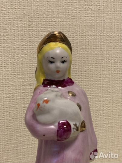 Фарфоровая статуэтка 