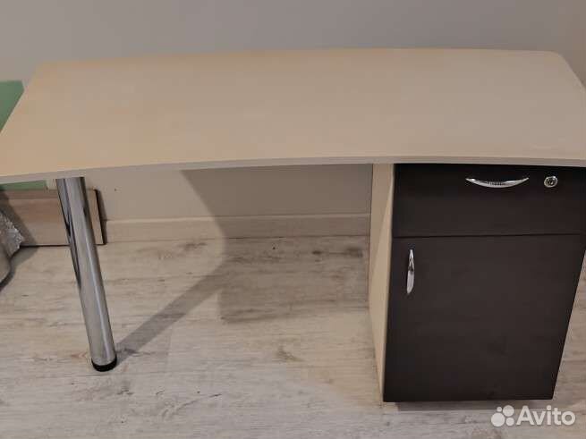 Маникюрный стол