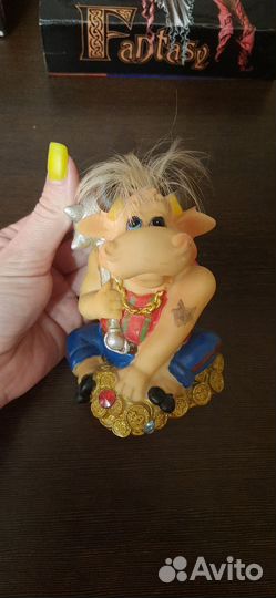 Статуэтка Заяц, копилки Кабан и Бык, бутоньерка