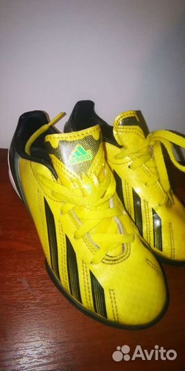 Футбольные бутсы adidas