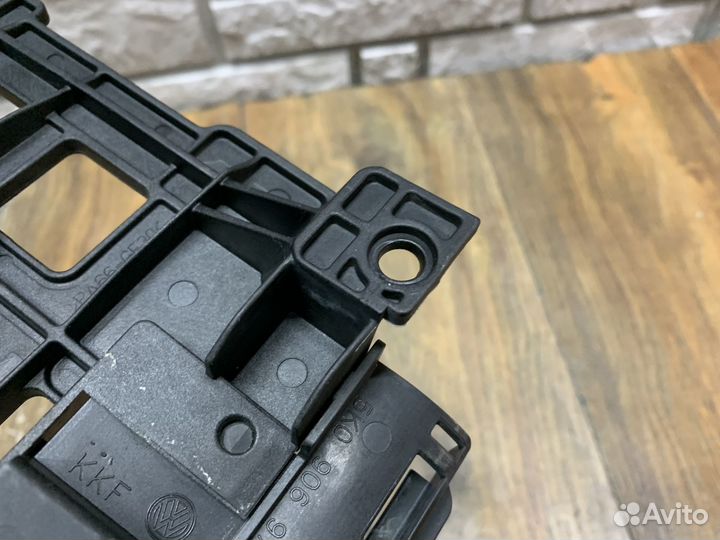 Skoda Yeti Кронштейн блока управления двигателем