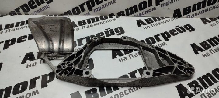 Кронштейн редуктора Audi Q5 8R cdnc 07.09.2011