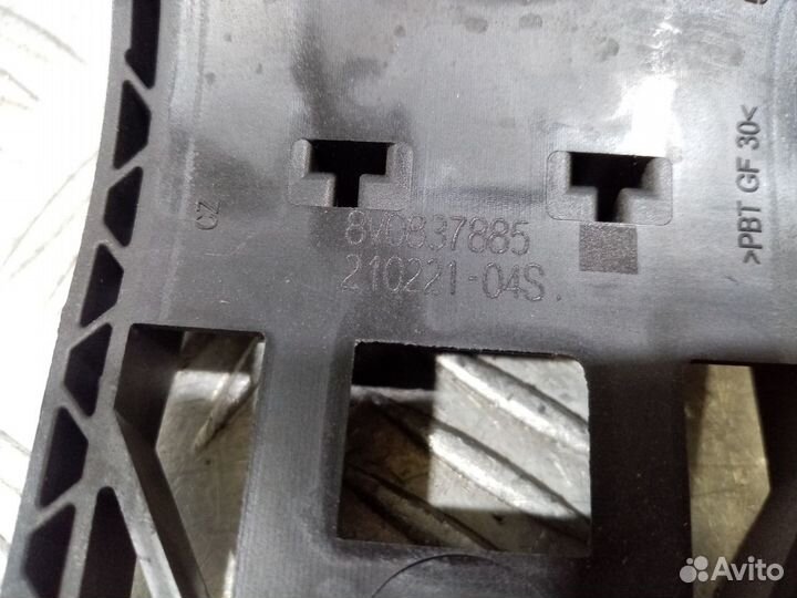 Б/У Кронштейн ручки водительской двери#003