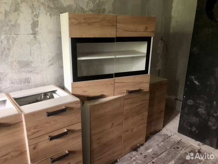 Кухонный гарнитур бу 1год