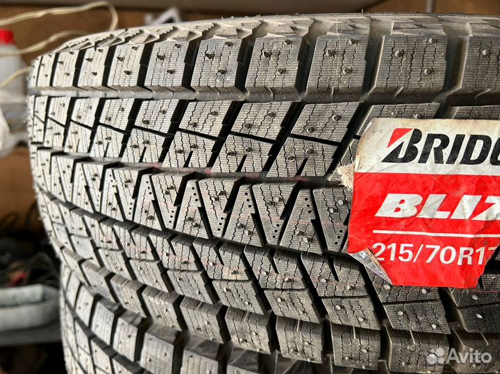 Bridgestone Blizzak DM-V1 215/70 R17