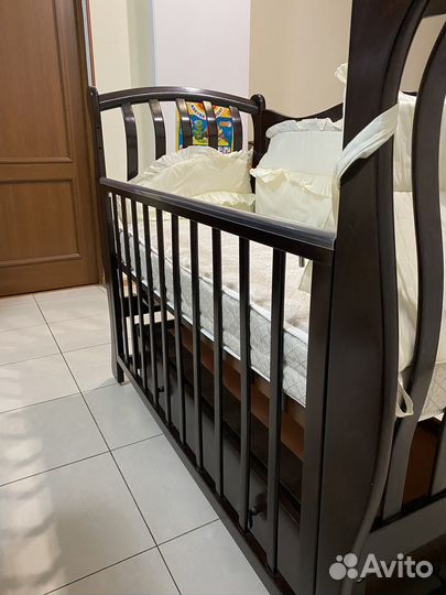 Детская кроватка с маятником