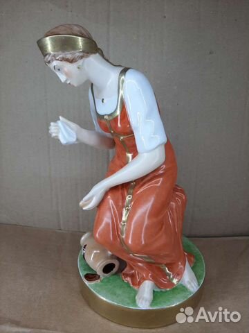 Статуэтка девушка с разбитыи кувшином