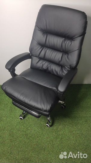 Кресло руководителя черное новое с подставкой