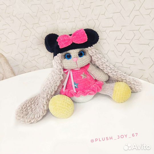 Плюшевая вязаная зайка на рождение метрика