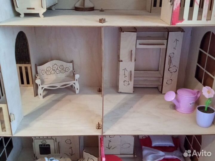 Кукольный домик с мебелью