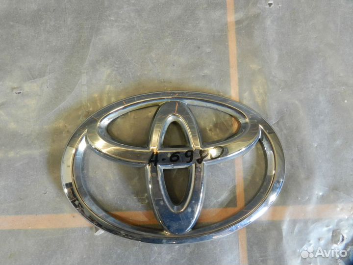 Эмблема решетки радиатора - Toyota Land Cruiser200