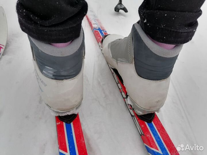 Лыжные ботинки 37 р-р, с носком на 36