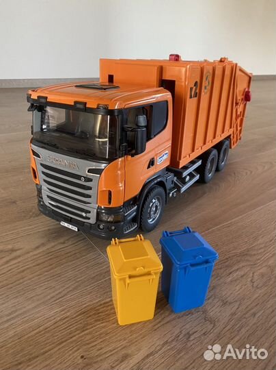 Мусоровоз Bruder scania