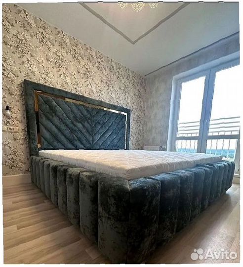 Двуспальная кровать с мягким изголовьем