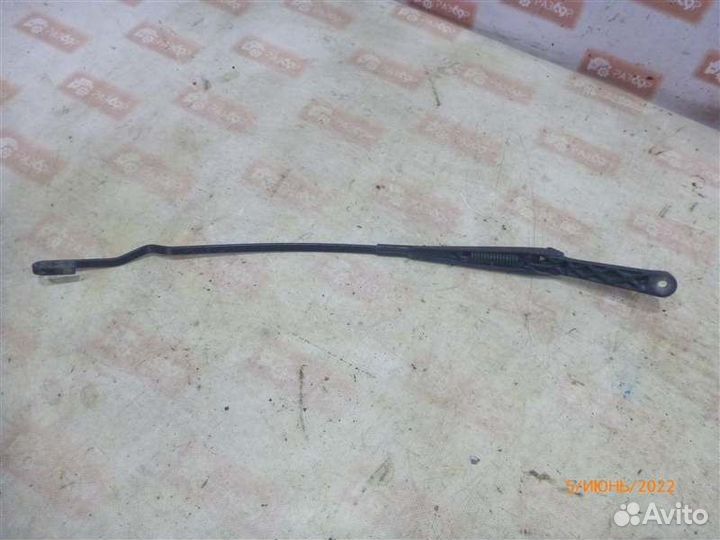 Поводок стеклоочистителя передний правый