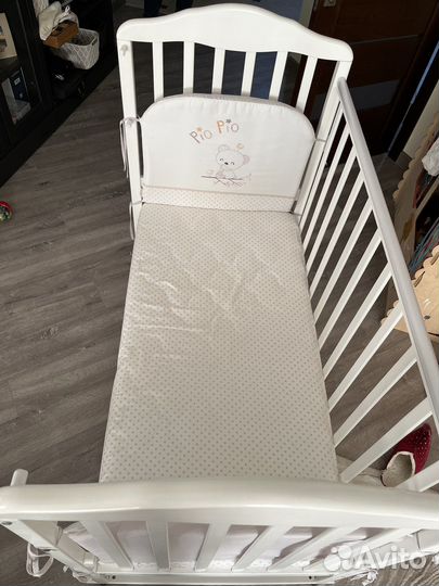 Детская кроватка с маятником и ящиком