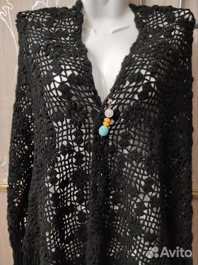 Шаль черная с кистями платок