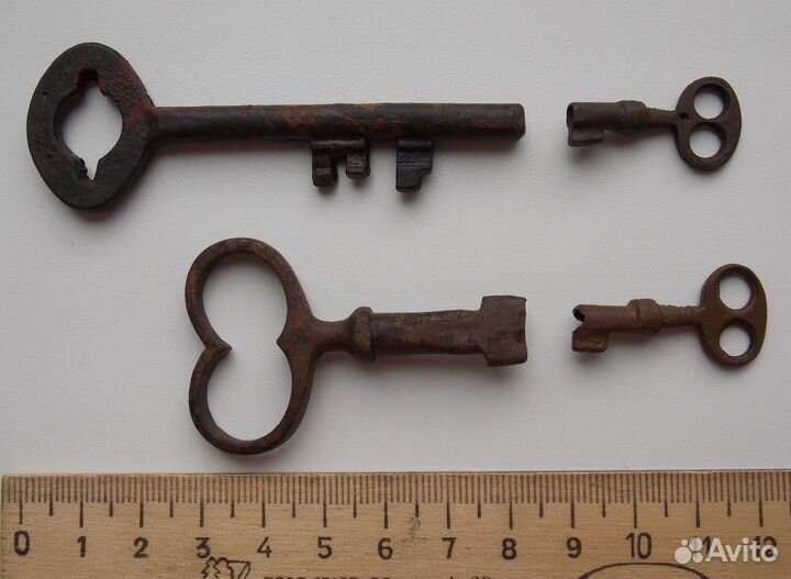 Лот старинных бронзовых ключей