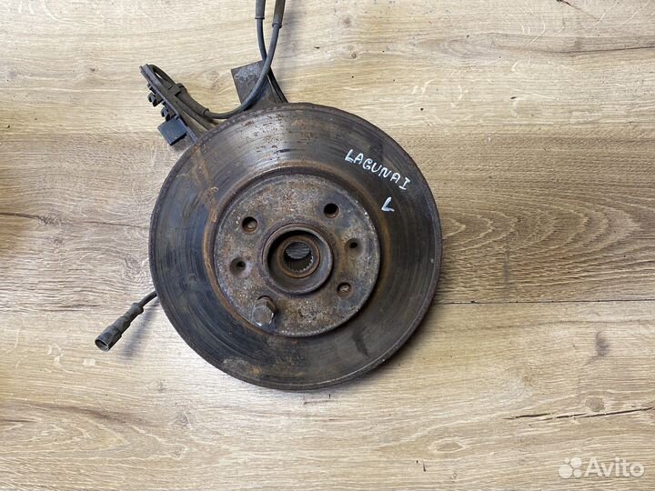 Renault laguna 1 передняя левая ступица