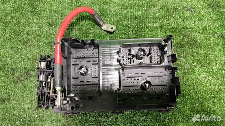 Блок предохранителей моторный Opel Astra J 2010