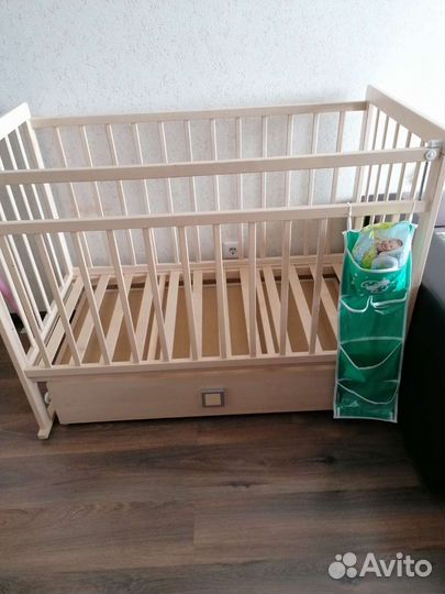 Детская кроватка с поперечным маятником